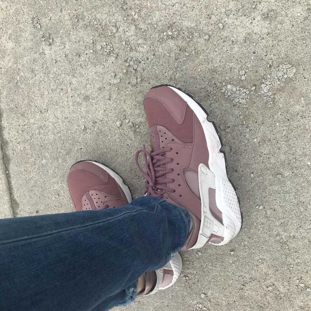 Nike women’s air huaraches size 9.5